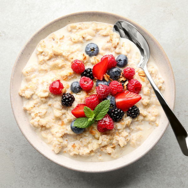 ओट्स/दही का कटोरा, ऊपर फल और बीज — सरल कटोरा