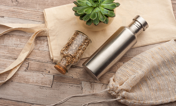 लकड़ी की सतह पर रखा पुनः उपयोगी पानी का बोतल